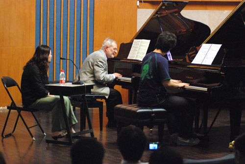 2010年上海音樂學(xué)院第七屆國(guó)際鋼琴大師班報(bào)道 
