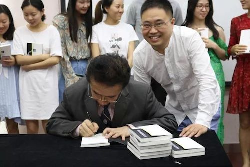 雅馬哈藝術(shù)家石叔誠與特邀藝術(shù)家顧平受邀于成都大學(xué)東盟藝術(shù)學(xué)院、音樂與舞蹈學(xué)院藝術(shù)實(shí)踐周開展公開課
