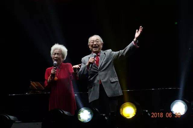 歌聲悠揚(yáng)，唱出時(shí)代記憶，琴聲悅耳，奏響希望樂(lè)章 <br> 2018“我愛(ài)你中國(guó)?紀(jì)念改革開(kāi)放40周年”經(jīng)典歌曲上海演唱會(huì)圓滿(mǎn)落幕