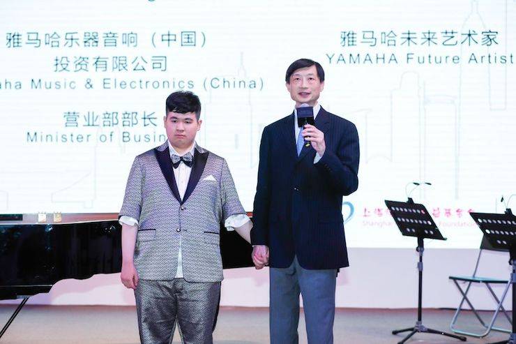 ?？地惔壬苹? />

		<p>
			“音樂是最不需要翻譯的語言。音樂的美不僅能提升我們的精神境界，更能讓不同文化的人們相互溝通。‘星星’的世界我們不甚了解，但音樂幫我們架起了溝通的橋梁。劉明康的音樂讓我們看到了他童話般的世界，更讓我們看到了‘星星的孩子’的才華。今晚，讓劉明康將再一次用自己的琴聲響徹黃埔江畔，感動上海?！眲⑴蟛块L說道。
		</p>

		<div   id=