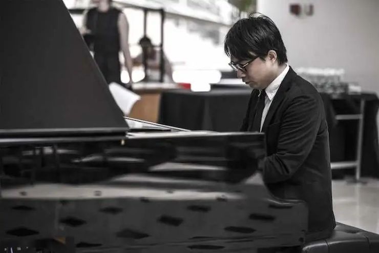 宋思衡的“宅抗疫” | 挑戰(zhàn)主播、籌集口罩、閉關(guān)作曲，這位取消了20場演出的鋼琴家原來這么忙！