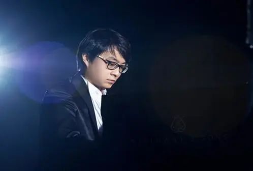 宋思衡的“宅抗疫” | 挑戰(zhàn)主播、籌集口罩、閉關(guān)作曲，這位取消了20場演出的鋼琴家原來這么忙！