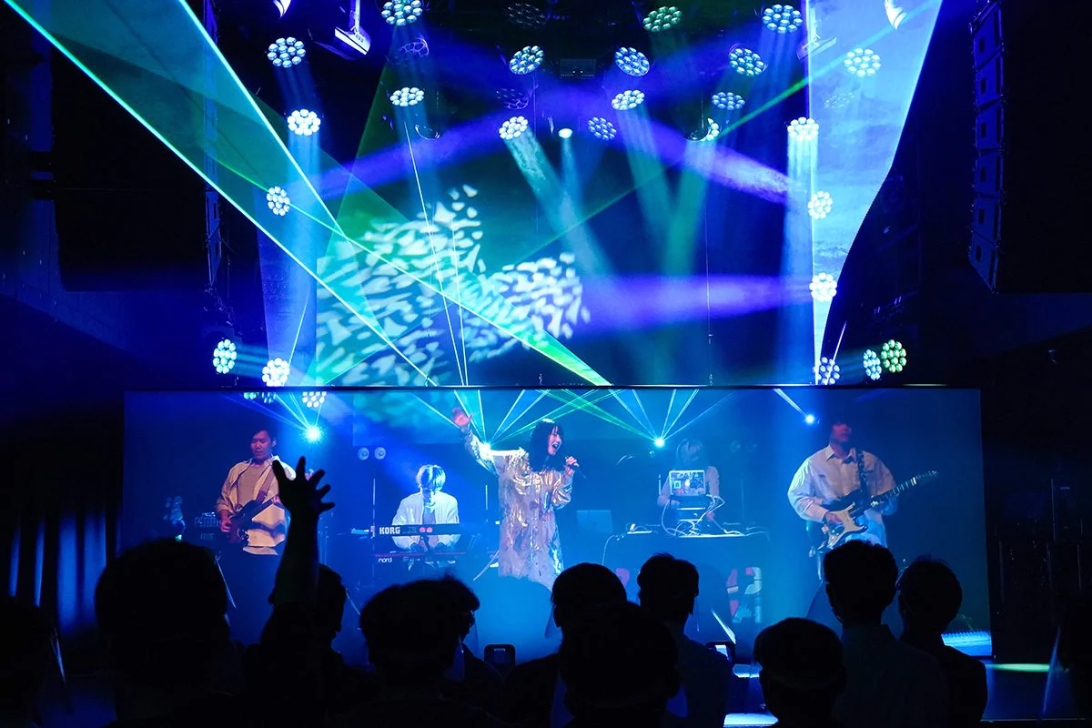 先進(jìn)的現(xiàn)場(chǎng)演出“遠(yuǎn)距離觀看”系統(tǒng)以及獨(dú)奏吉他凳入選2021年Good Design大獎(jiǎng)